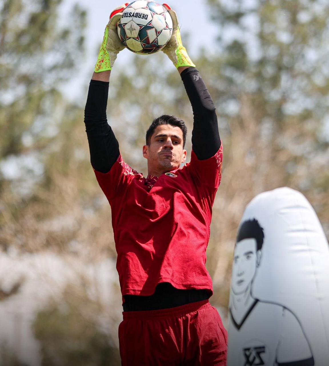 payamniazmand1-5-2025 پیام نیازمند دروازه بان سپاهان در پیراهن قرمز