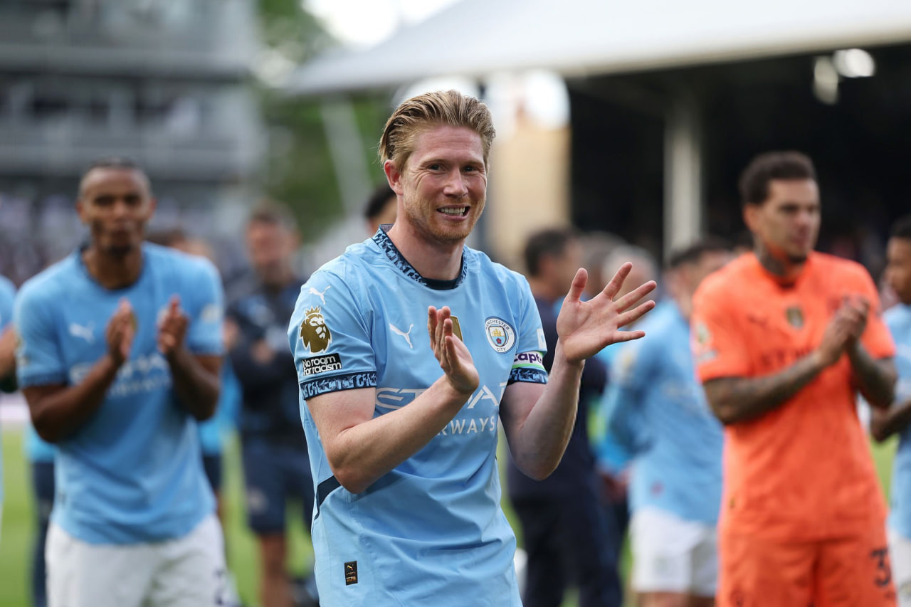 photo_2025-05-25_20-56-07 کوین دی بروین هافبک بلژیکی در زمین - منچسترسیتی