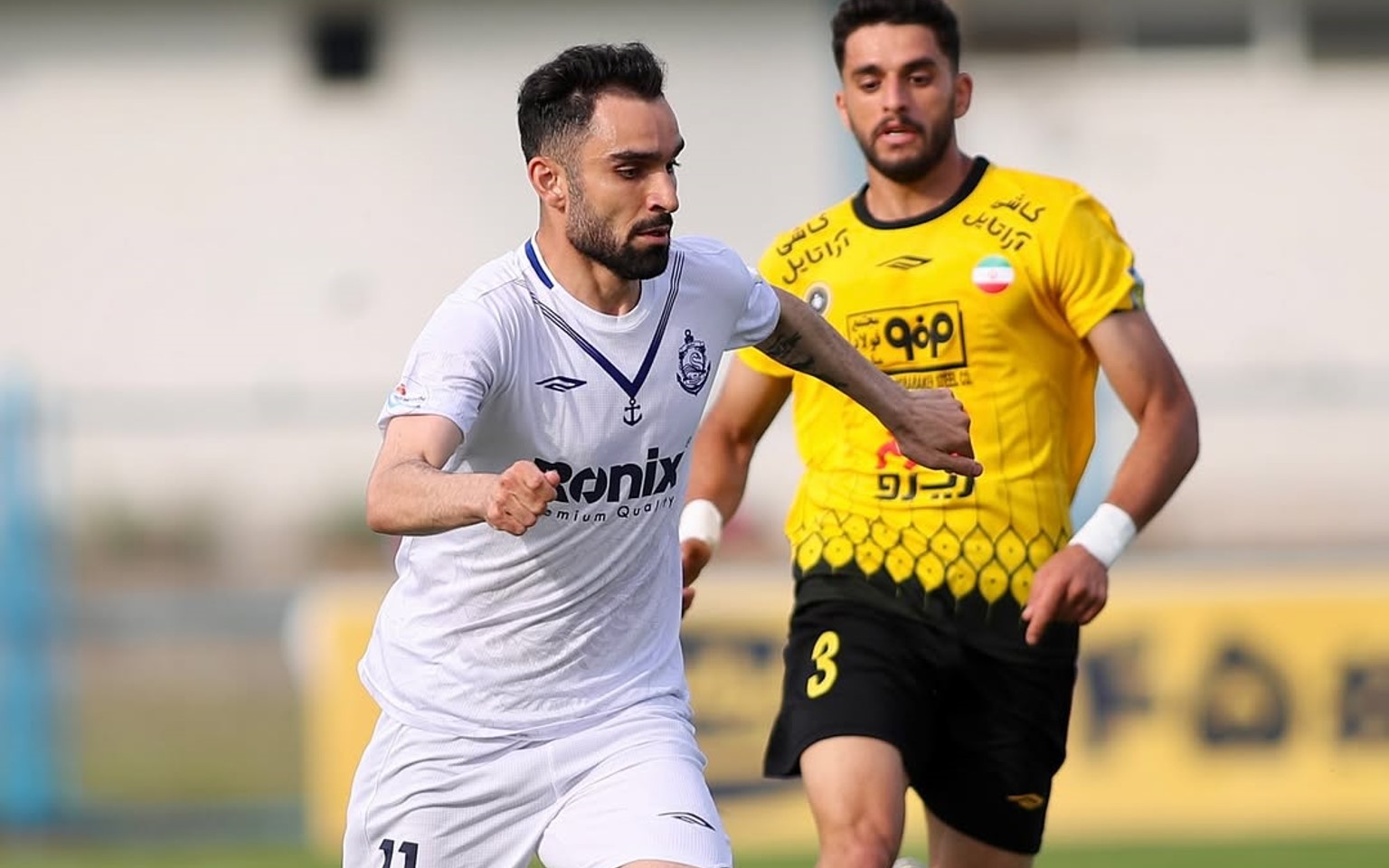 rezajafari-malavan-ariayousefi-sepahan-13-5-2025 رضا جعفری مهاجم ملوان و آریا یوسفی مدافع سپاهان در بازی جام حذفی