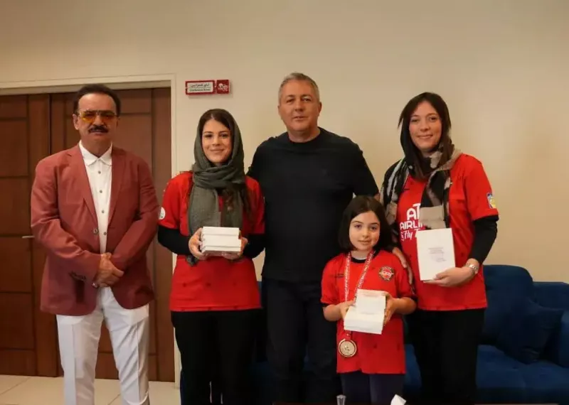 اهدای فرش نفیس از سوی محمدرضا زنوزی، مالک باشگاه تراکتور به اسکوچیچ 