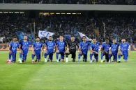 علی نظری جوییباری مدیرعامل استقلال جام قهرمانی را بالای سر برد