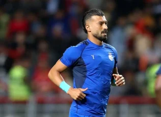 حمایت رامین رضاییان بازیکن استقلال از طالب ریکانی کاپیتان صنعت نفت آبادان