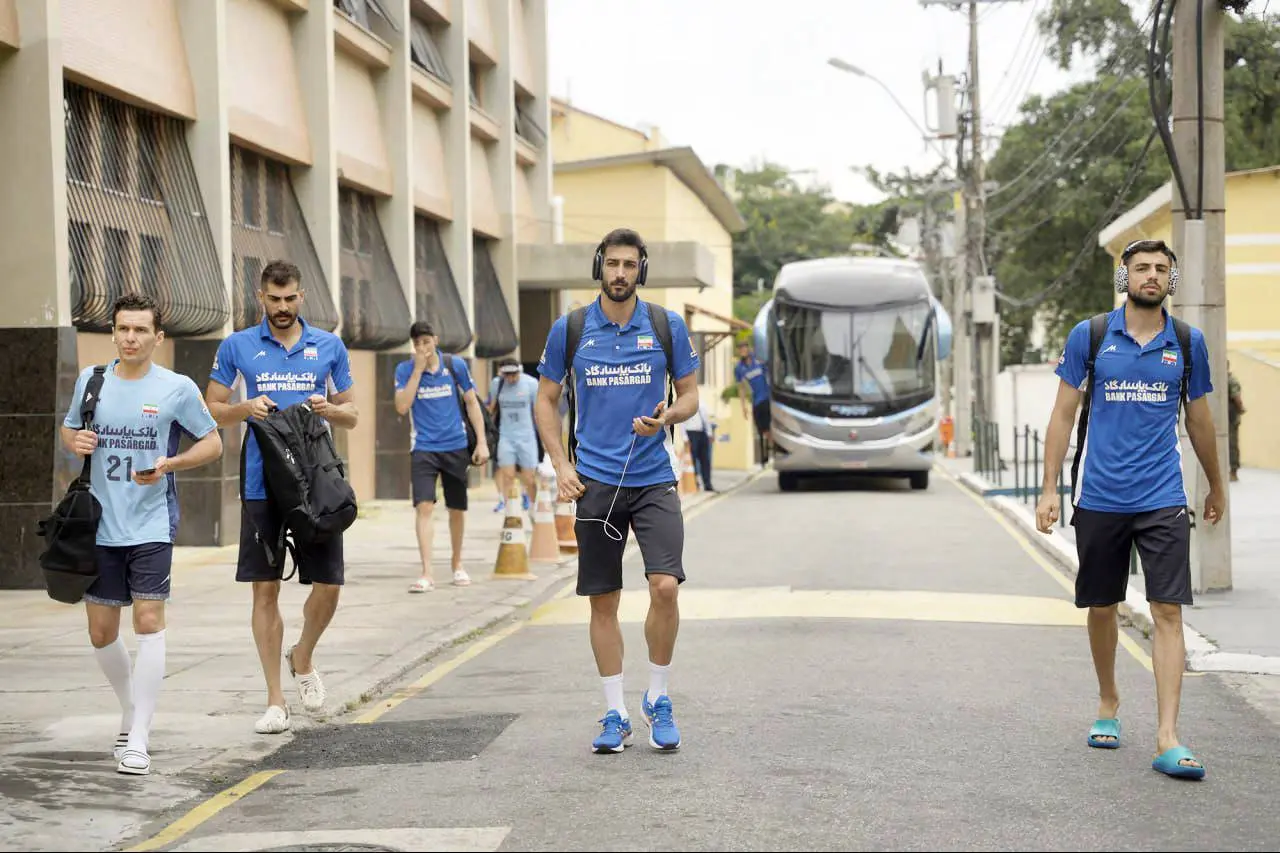 کاروان کره شمالی برای بازی با ایران از مشهد سر درآورد!