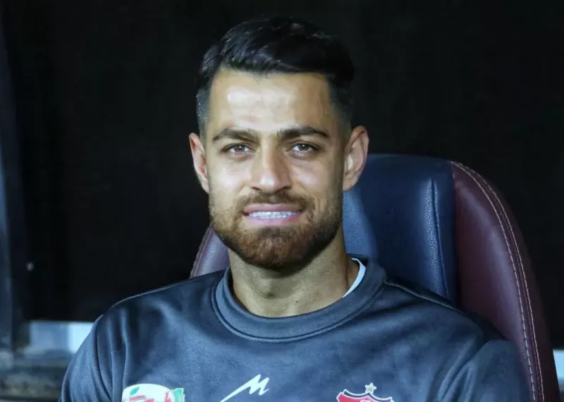 مرتضی پورعلیگنجی مدافع تیم فوتبال پرسپولیس: مثل خانواده کنار هم ایستادهایم