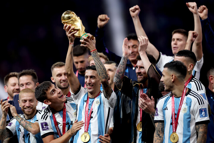 بنز سیدورف در خیابان پر از چاله فوتبال ایران در روزی که سرخابی‌ها مجوز حرفه‌ای گرفتند