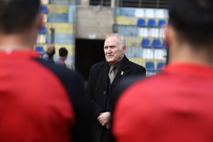 بنز سیدورف در خیابان پر از چاله فوتبال ایران در روزی که سرخابی‌ها مجوز حرفه‌ای گرفتند