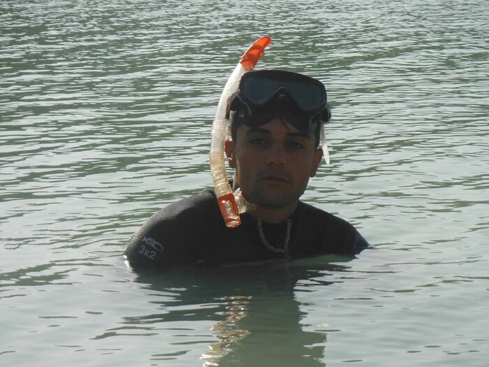 پیکرها را از اعماق برمی‌گرداند؛ اما خودش با درد بالا می‌آید