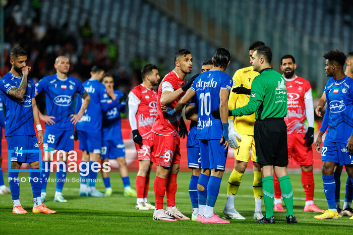 بنز سیدورف در خیابان پر از چاله فوتبال ایران در روزی که سرخابی‌ها مجوز حرفه‌ای گرفتند