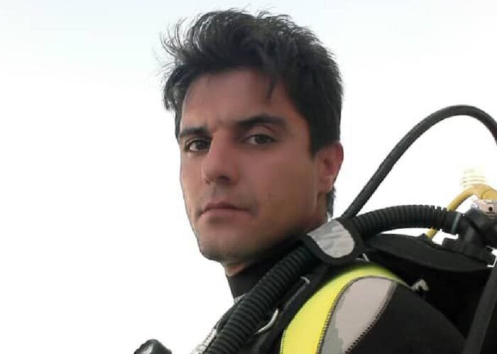 پیکرها را از اعماق برمی‌گرداند؛ اما خودش با درد بالا می‌آید