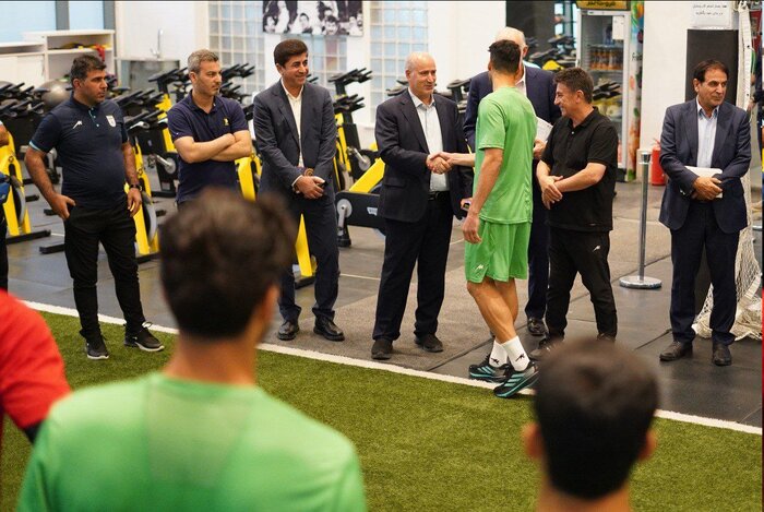 تمرین تیم ملی فوتبال؛ جدیت قلعه‌نویی و حضور مهمانان ویژه