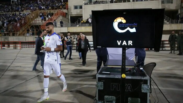 171921423 VAR لیگ ایران اسباببازی است/ تنها یک سوم قضاوتها راضیکننده بود