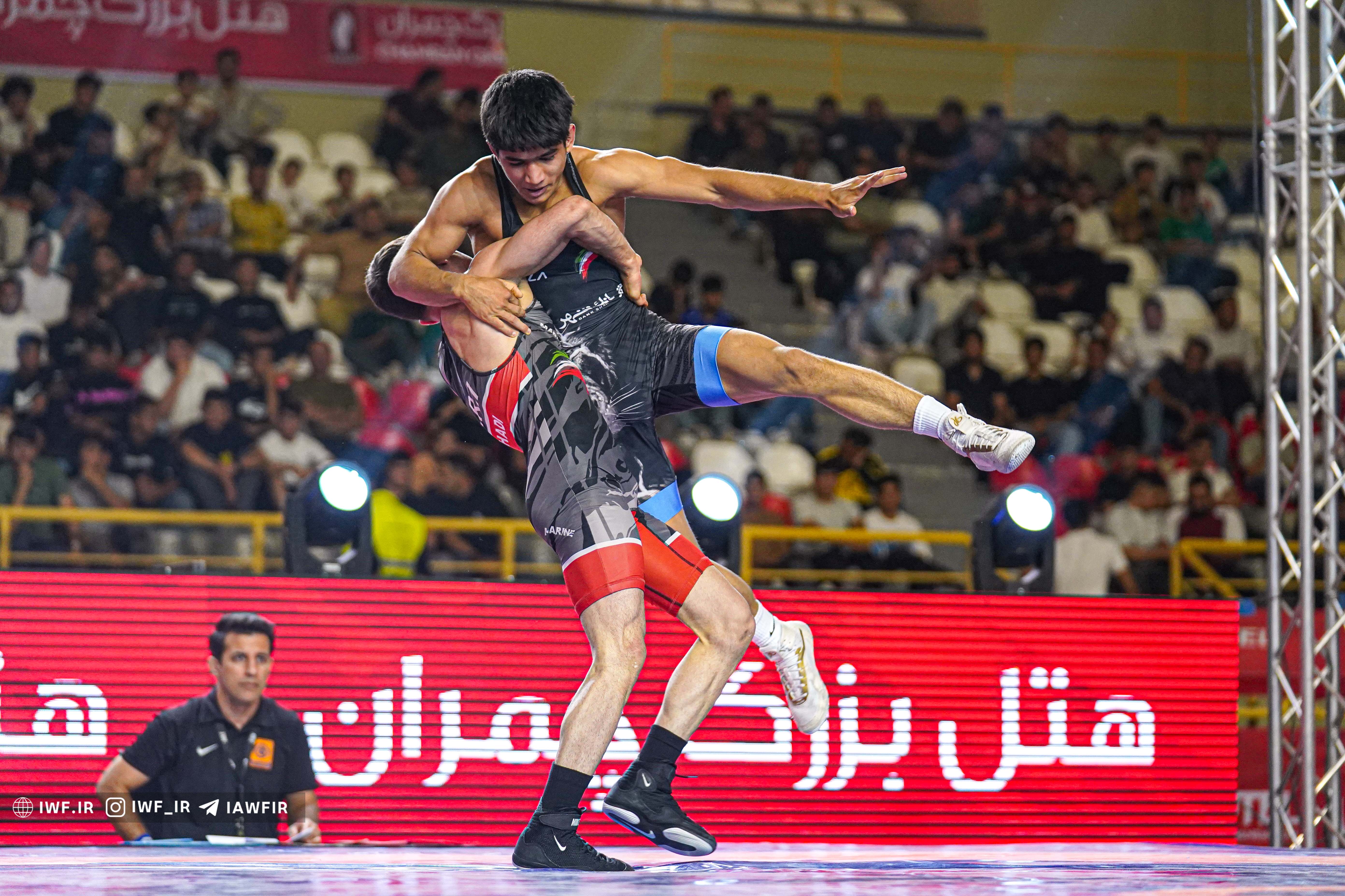 استقبال از توقف تمام مسابقات اسب‌دوانی ایران در روز آبی‌پوش شدن آقاسی