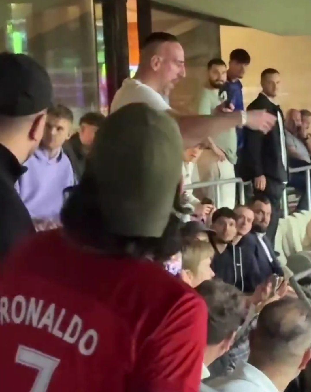 تمسخر فرانک ریبری توسط هواداران تیم ملی پرتغال در بازی با اسپانیا