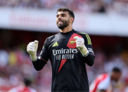 رایا با لباس مهمانداران هواپیما در حال پذیرایی از مسافران در طول پرواز به لاس‌ وگاس