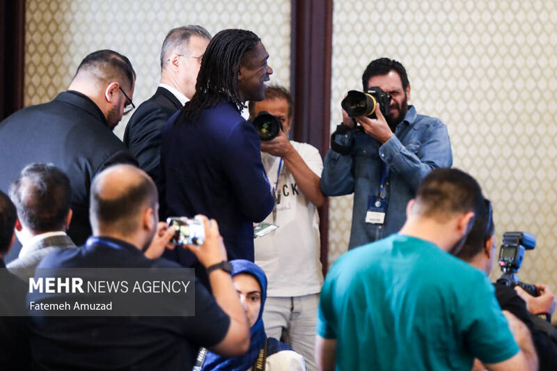 4447927 پرورشخواه: اگر سیدورف مرد کار کردن بود در کشورهای عربی مربیگری میکرد!