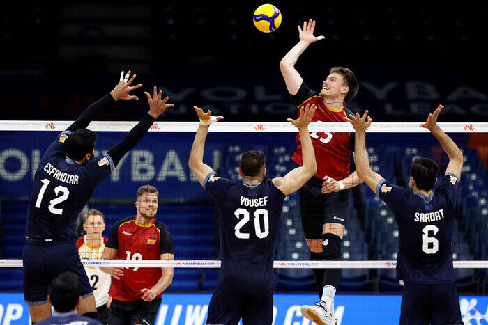 4448826 اتفاق عجیب برای تیم ملی والیبال؛ چرا روی پرچم ایران، برچسب زده شد؟