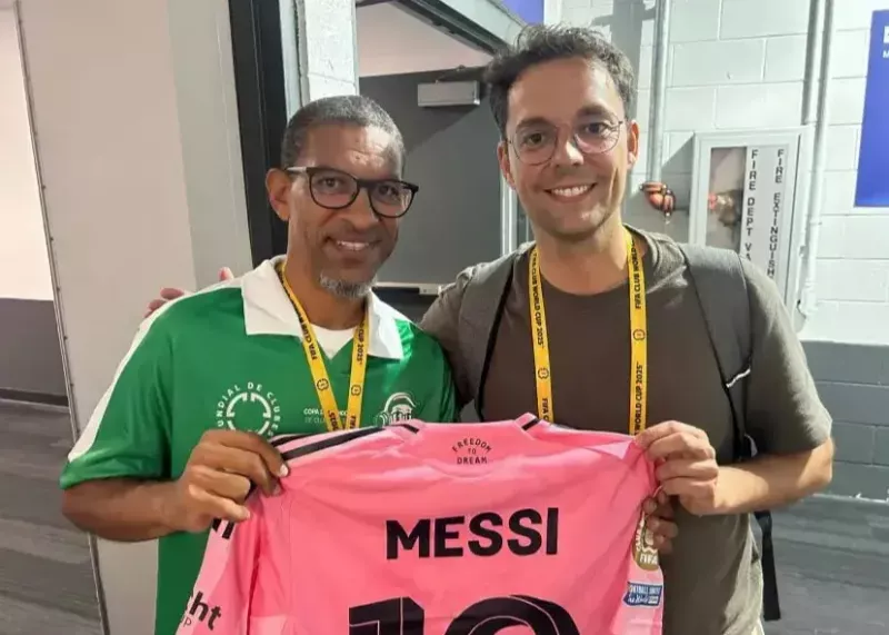 لیونل مسی و اهدای پیراهنش به ژالمینیا بازیکن پیشین تیم ملی برزیل 