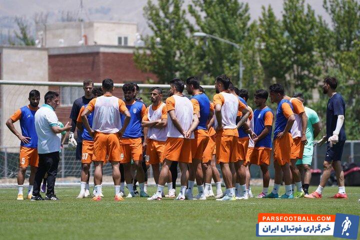 بهرام رادان ستاره سینمای ایران مهمان ویژه تمرین تیم ملی بود