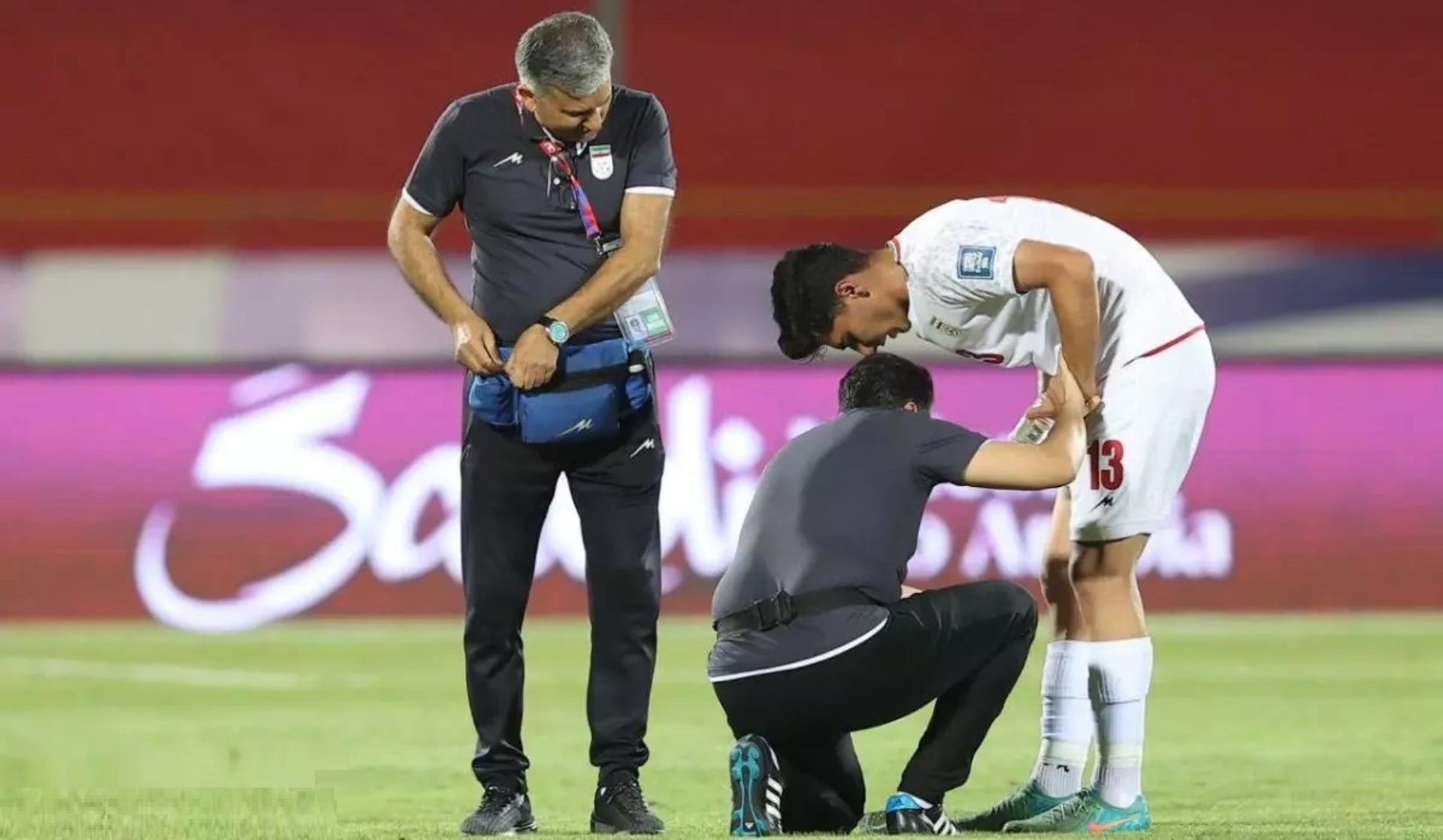 امیرمحمد رزاقی نیا هافبک تیم ملی ایران و باشگاه استقلال تهران در هنگام مصدومیت بازی ایران و کره شمالی