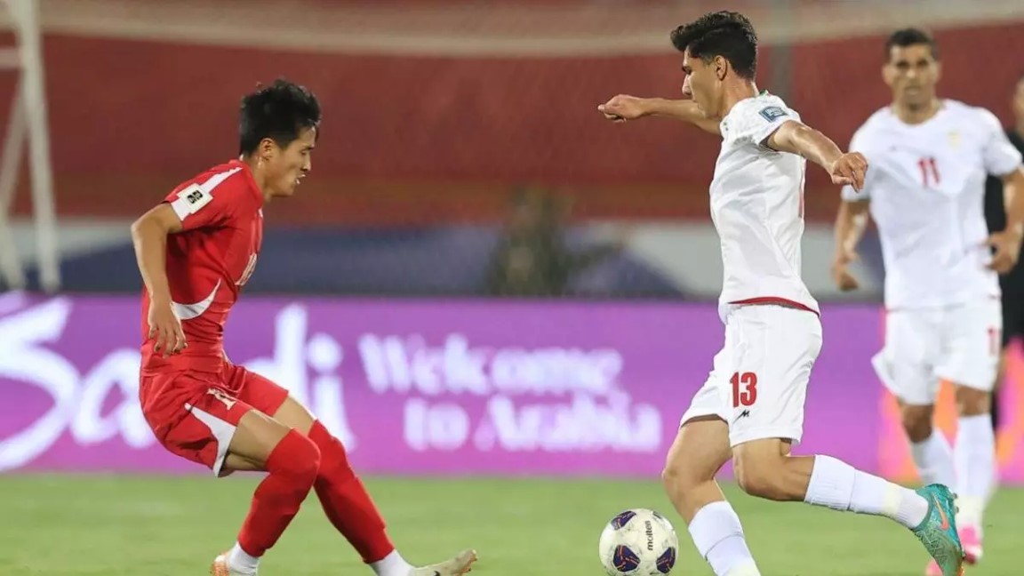 امیرمحمدی رزاقی نیا بازیکن استقلال و تیم ملی ایران در بازی ایران و کره شمالی در ورزشگاه آزادی