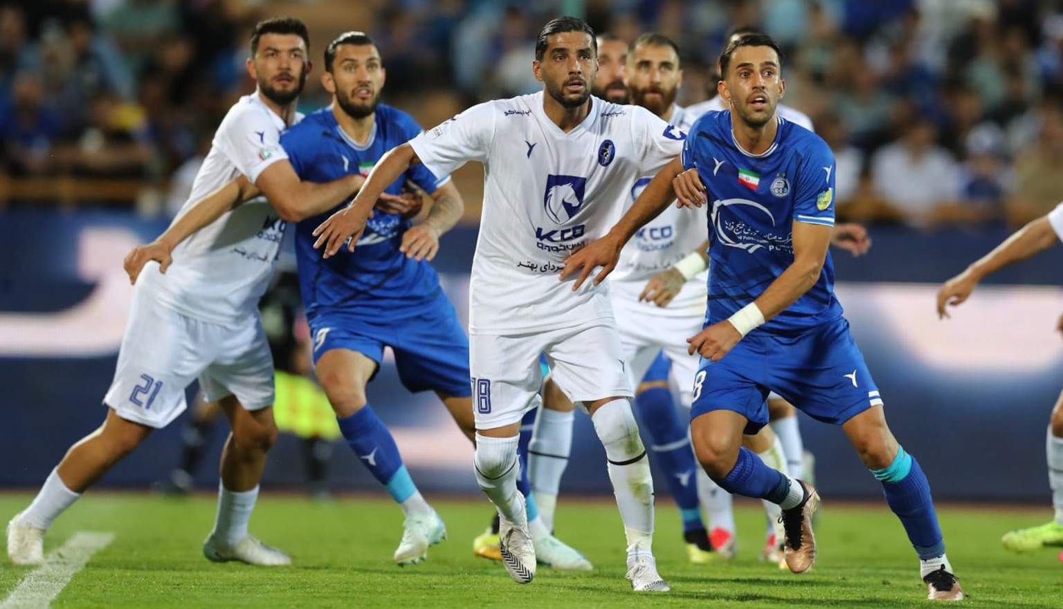 آرش رضاوند و محمدرضا آزادی بازیکنان استقلال تهران در بازی برابر پیکان تهران با مهدی شریفی