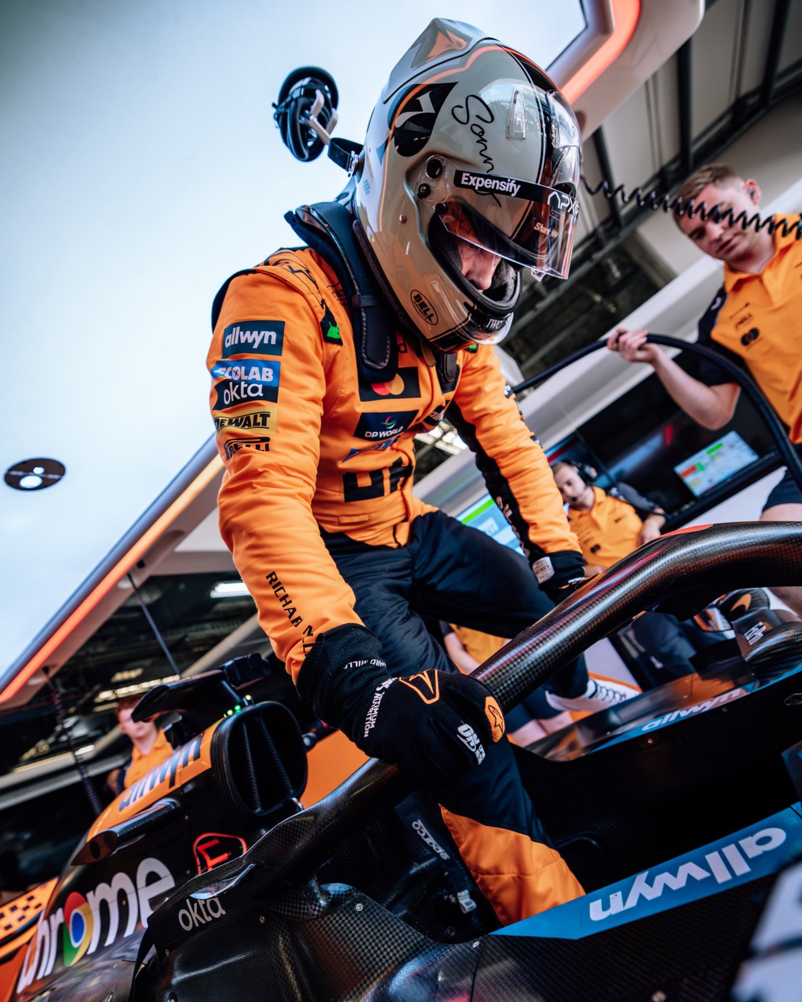 bradpit_20250626_133105_567 برد پیت - مک لارن - فرمول یک - فیلم F1