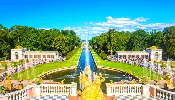 A large fountain with a crowd of people in the backgroundAI-generated content may be incorrect.
