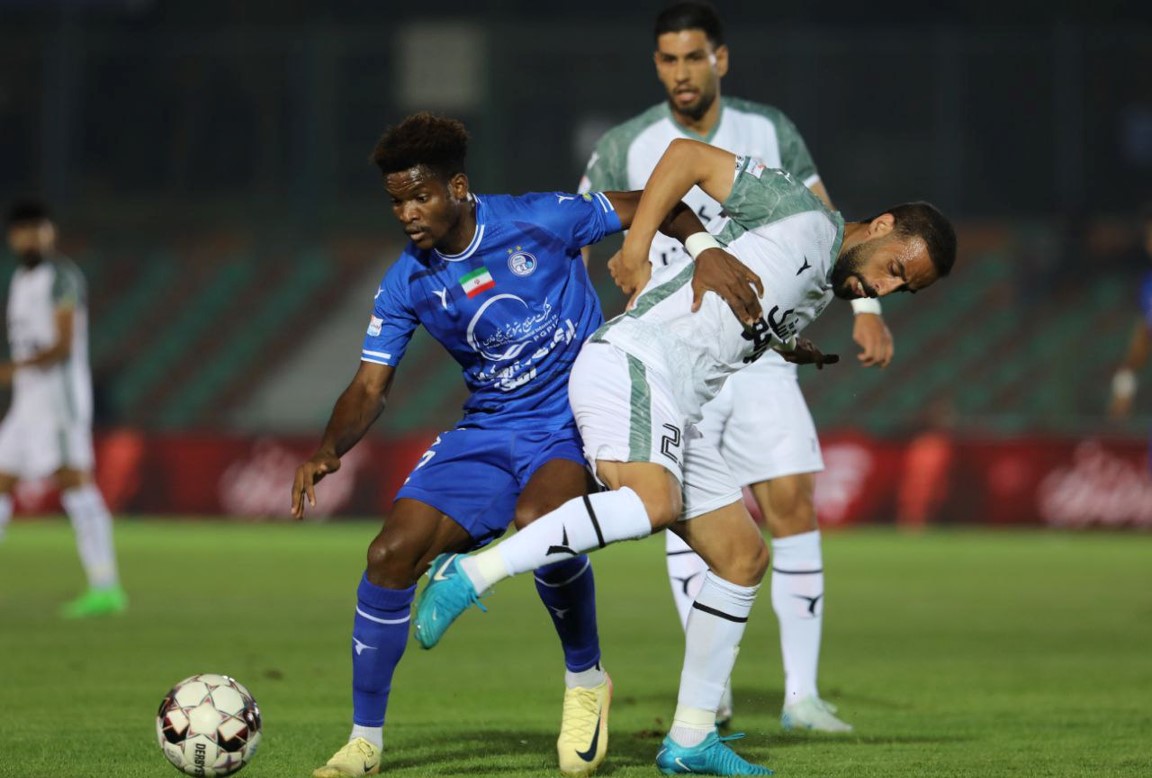 دیدیه اندونگ هافبک استقلال تهران و تیم ملی گابن - محسن آذرباد هافبک ذوب آهن اصفهان و مجید علیاری مهاجم ذوب آهن - لیگ برتر ایران