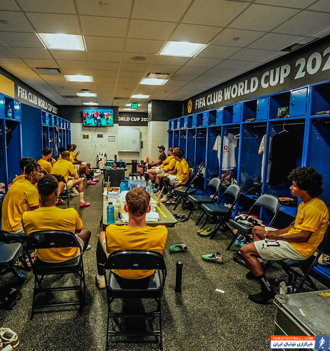 حضور بازیکنان ذخیره دورتموند در رختکن به خاطر گرمای هوا در دیدار با ساندانز