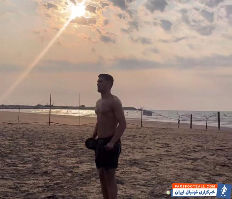 علیرضا عنایت‌زاده پدیده پرسپولیس در حال تمرین در تعطیلات لیگ برتر