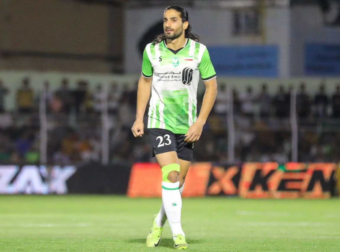 حسین ابرقویی نژاد مدافع میانی خیبر خرم آباد در بازی برابر پرسپولیس تهران - لیگ برتر ایران