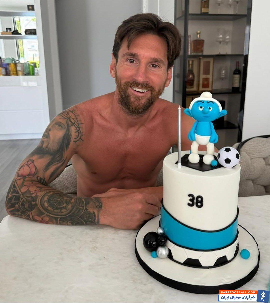 کیک ساده جشن تولد 38 سالگی لیونل مسی با تم انیمیشن معروف و محبوب «اسمورفها»