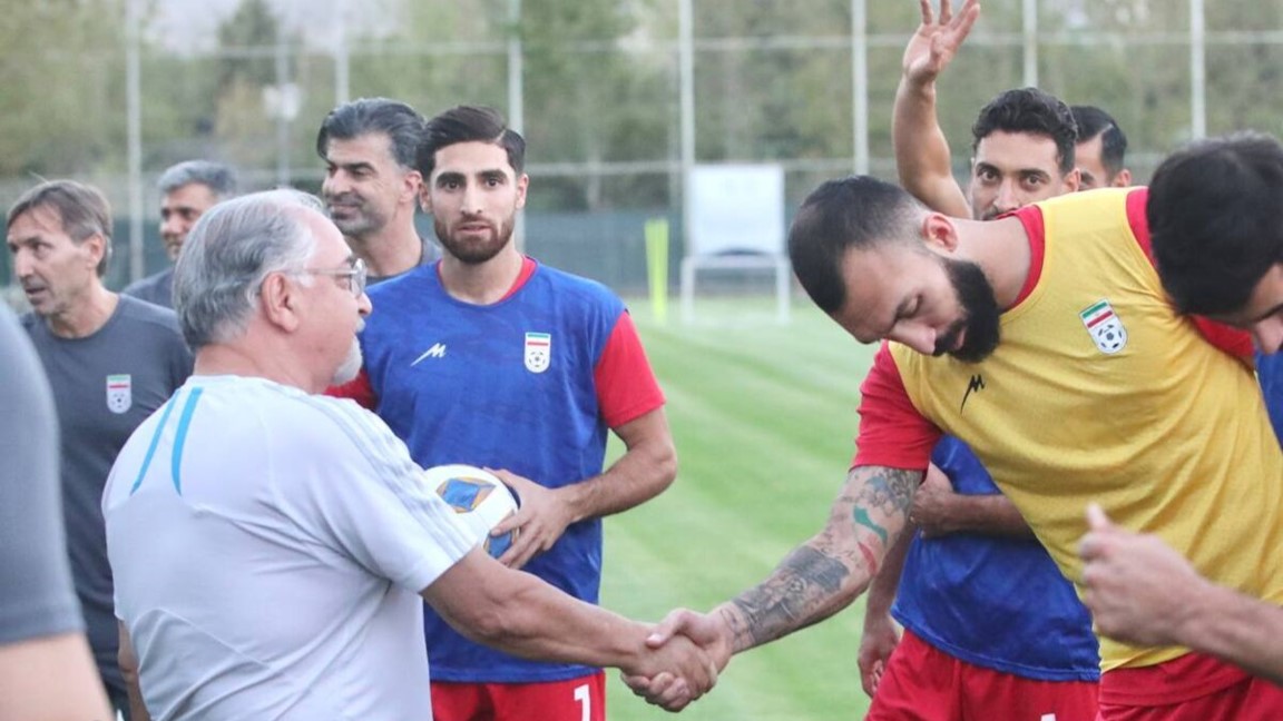 مسعود اقبالی کارشناس و مدرس فوتبال در حال سلام با روزبه چشمی و بازیکنان تیم ملی ایران