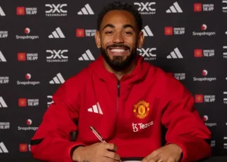 تصاویر ماتئوس کنیا با پیراهن منچستریونایتد پس از امضای قراداد 5 ساله با این باشگاه