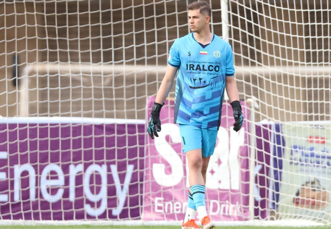 محمد خلیفه دروازه بان آلومینیوم و تیم ملی ایران در بازی برابر گل گهر سیرجان