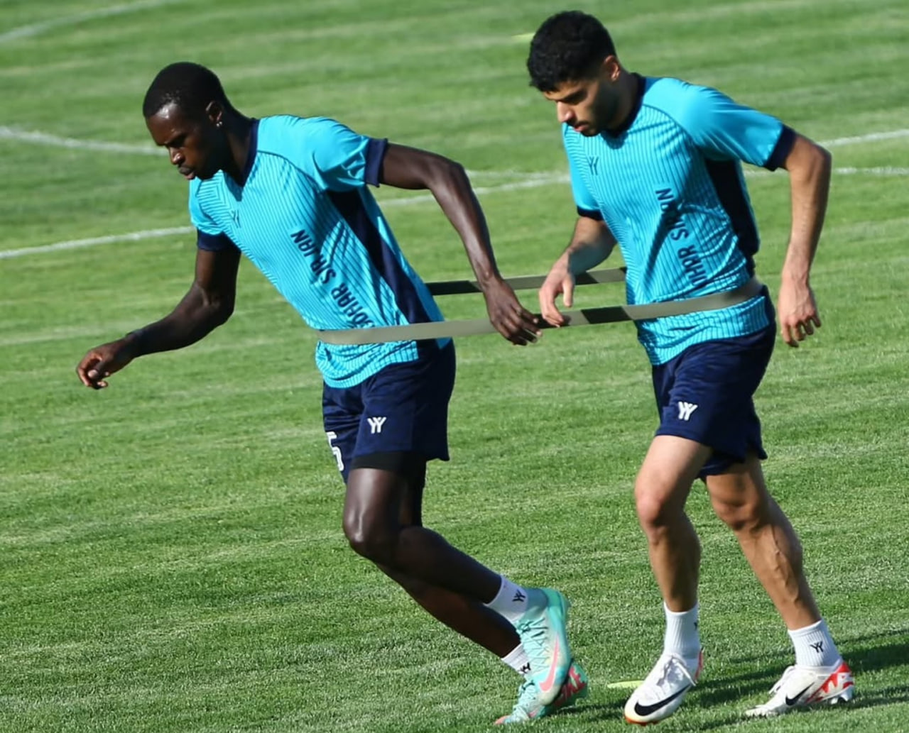 محمدمهدی زارع مدافع تیم ملی ایران و گل گهر سیرجان - عثمان اندونگ مدافع تیم ملی سنگال در تمرین گل گهر سیرجان