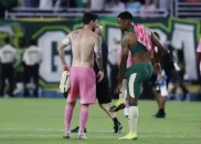 دست دادن و خوش و بش کردن بازیکنان پالمیراس با لیونل مسی