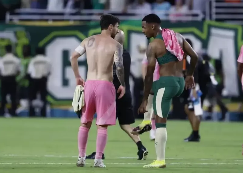 دست دادن و خوش و بش کردن بازیکنان پالمیراس با لیونل مسی