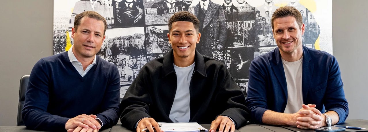 جوب بلینگام در مراسم معارفه خود به‌عنوان بازیکن جدید دورتموند؛ سال 2025