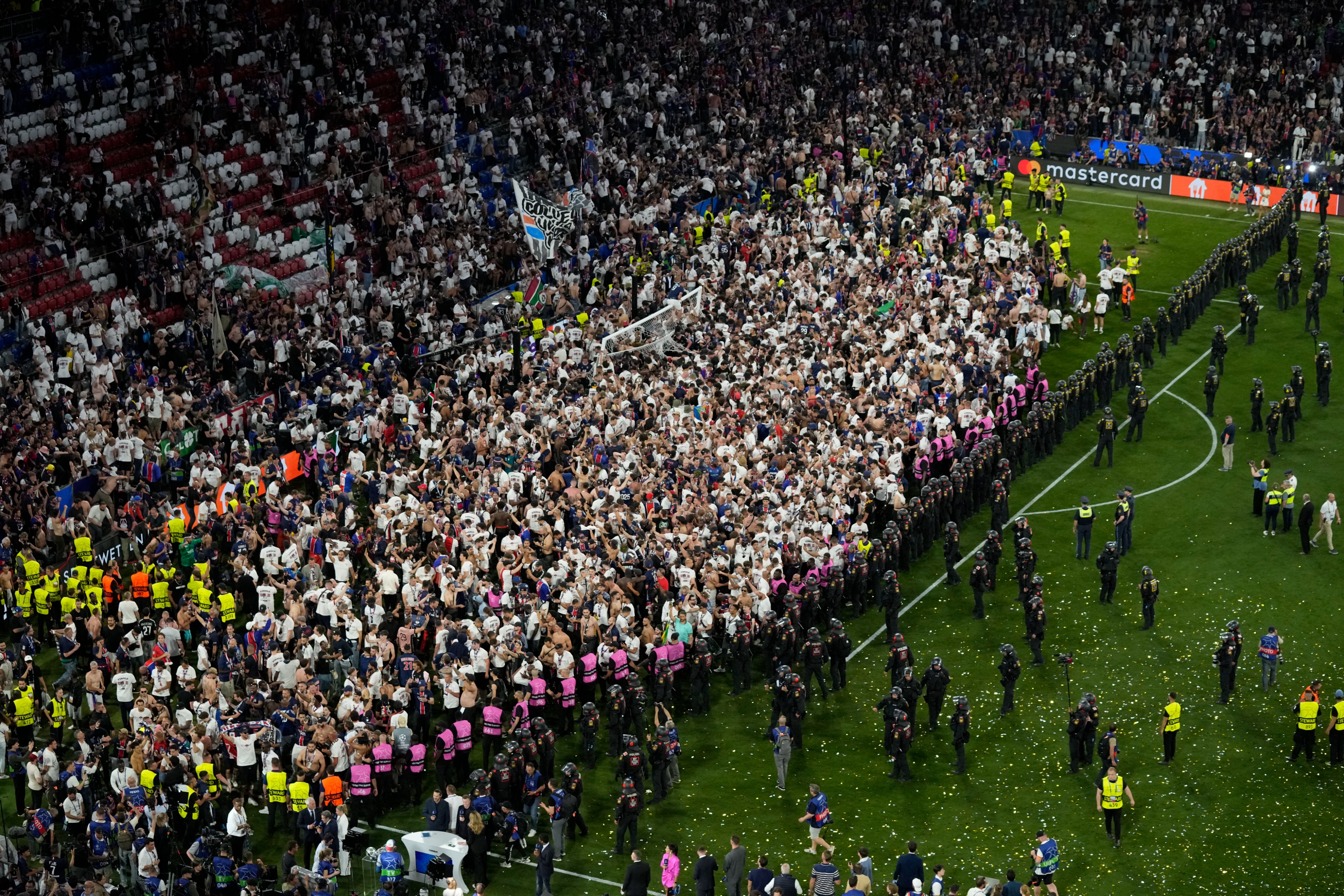 هجوم هواداران پاری سن ژرمن به آلیانتس آرنا پس از فینال لیگ قهرمانان اروپا