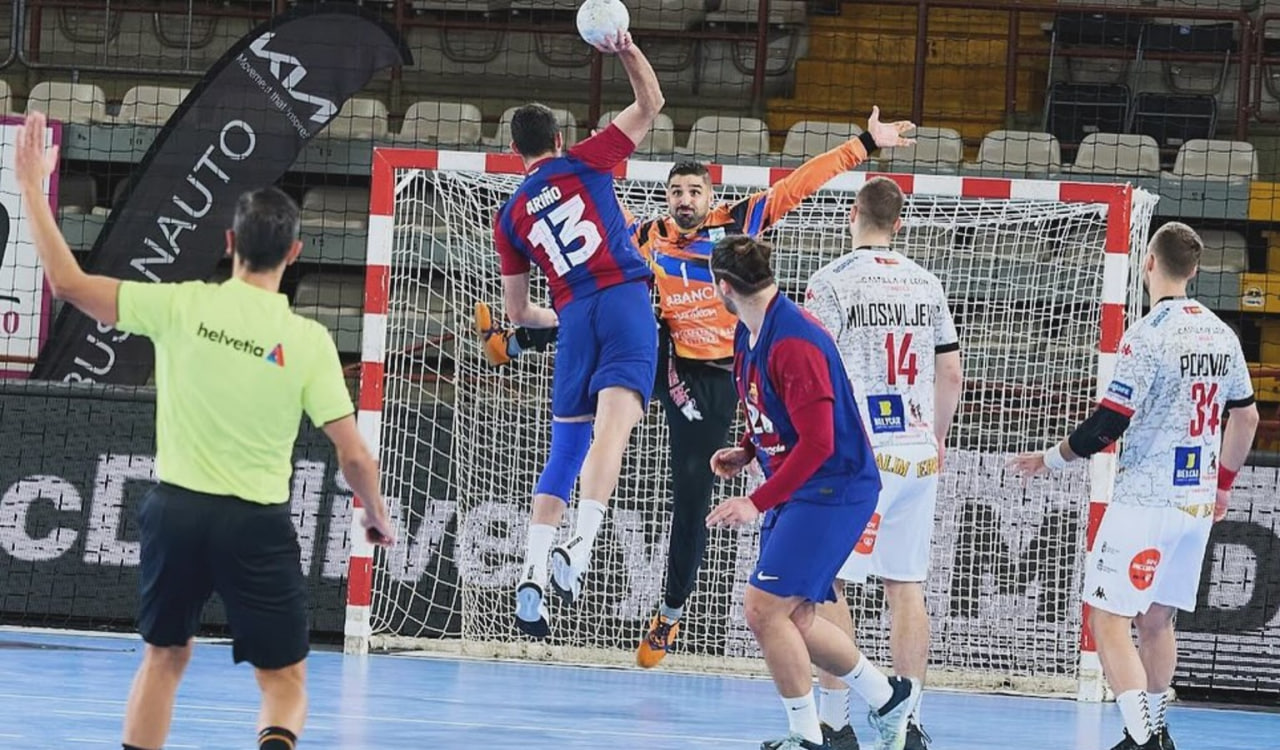 سعید برخورداری دروازه بان تیم هندبال آدمیرا مقابل بارسلونا