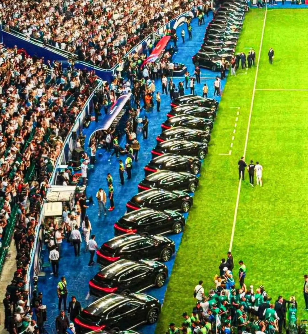 عکس از هدیه رییس جمهور ازبکستان به بازیکنان تیم ملی ازبکستان