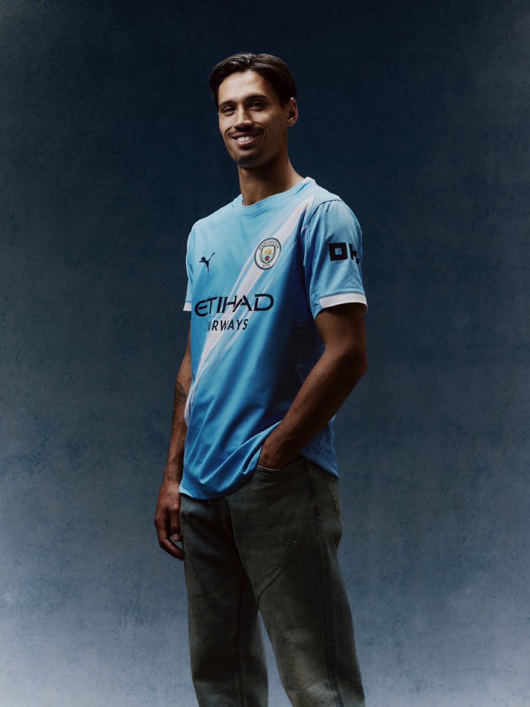 تیجانی ریندرس هافبک هلندی در پیراهن منچسترسیتی