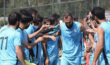 روزبه چشمی دیروز در اردوی استقلال تولد ۳۲ سالگیاش را جشن گرفت