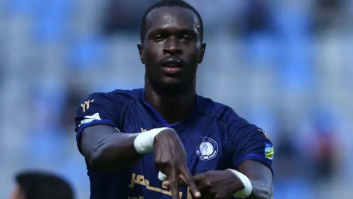 عقد قرارداد ۳ ساله آخمت گرژونی با عثمان اندونگ مدافع سنگالی