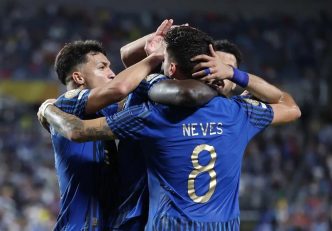 اشک های فهد بن نافل، رئیس باشگاه الهلال، پس از گل چهارم تیمش مقابل منچسترسیتی