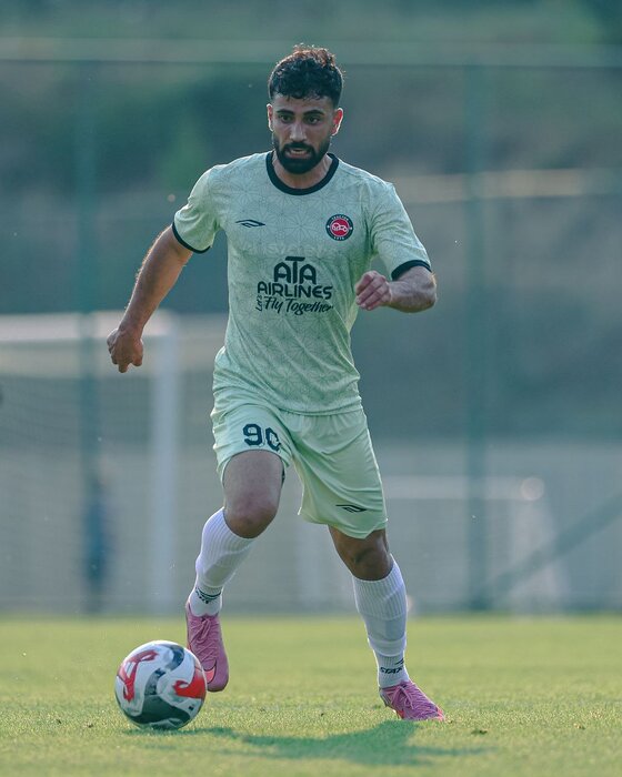 171998172 عکس از صادق محرمی در لباس تراکتور ۱۴۰۴