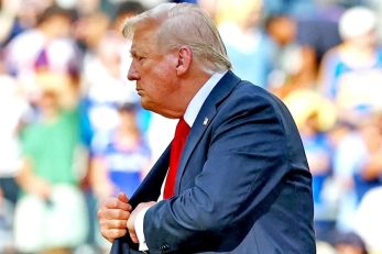 کلیپ حرکت عجیب دونالد ترامپ ؛ آخرین مدال را برداشت و در جیبش گذاشت