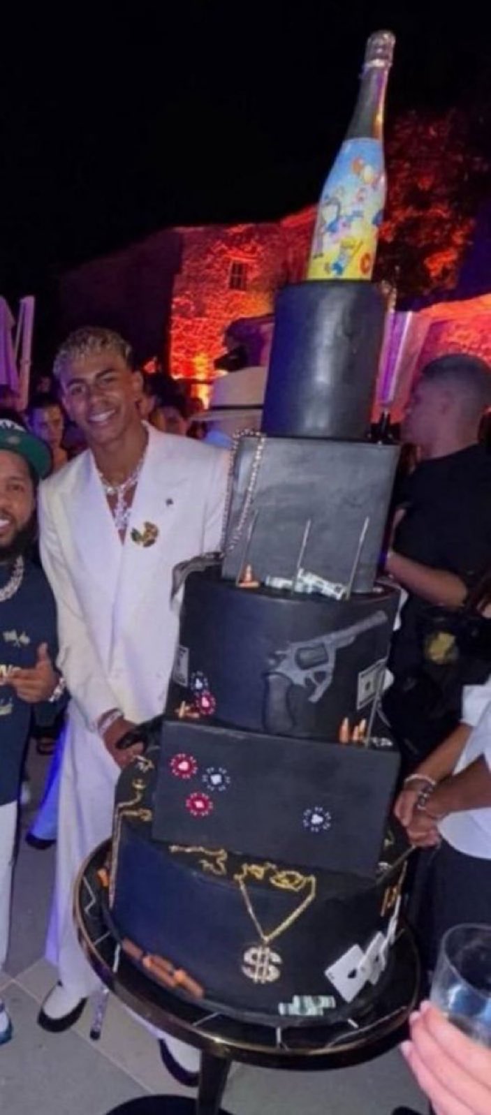 کیک تولد غول پیکر لامین یامال که اندازه خودش است