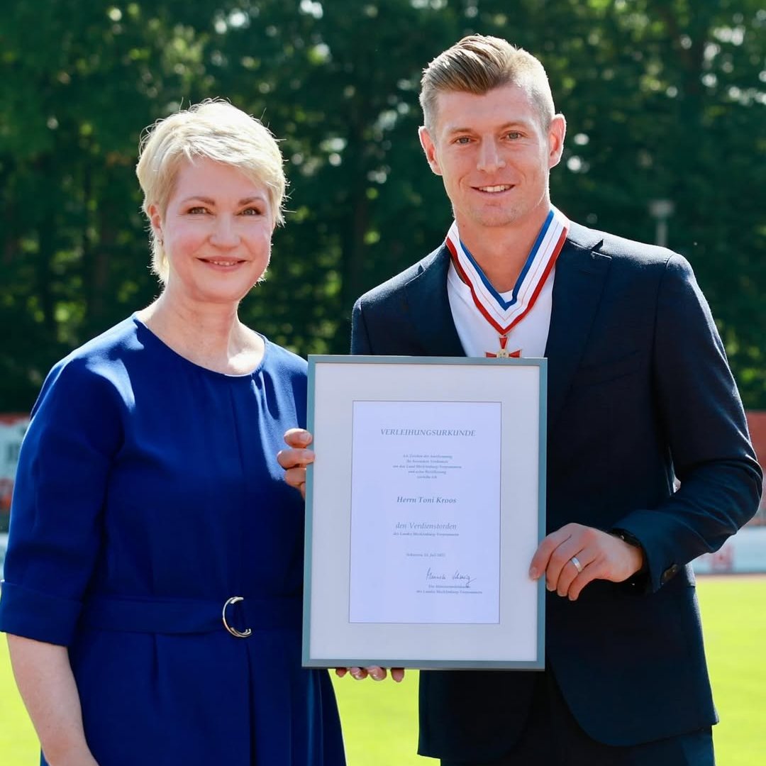 20250718_212647 نشان لیاقت به تونی کروس هدیه داده شد